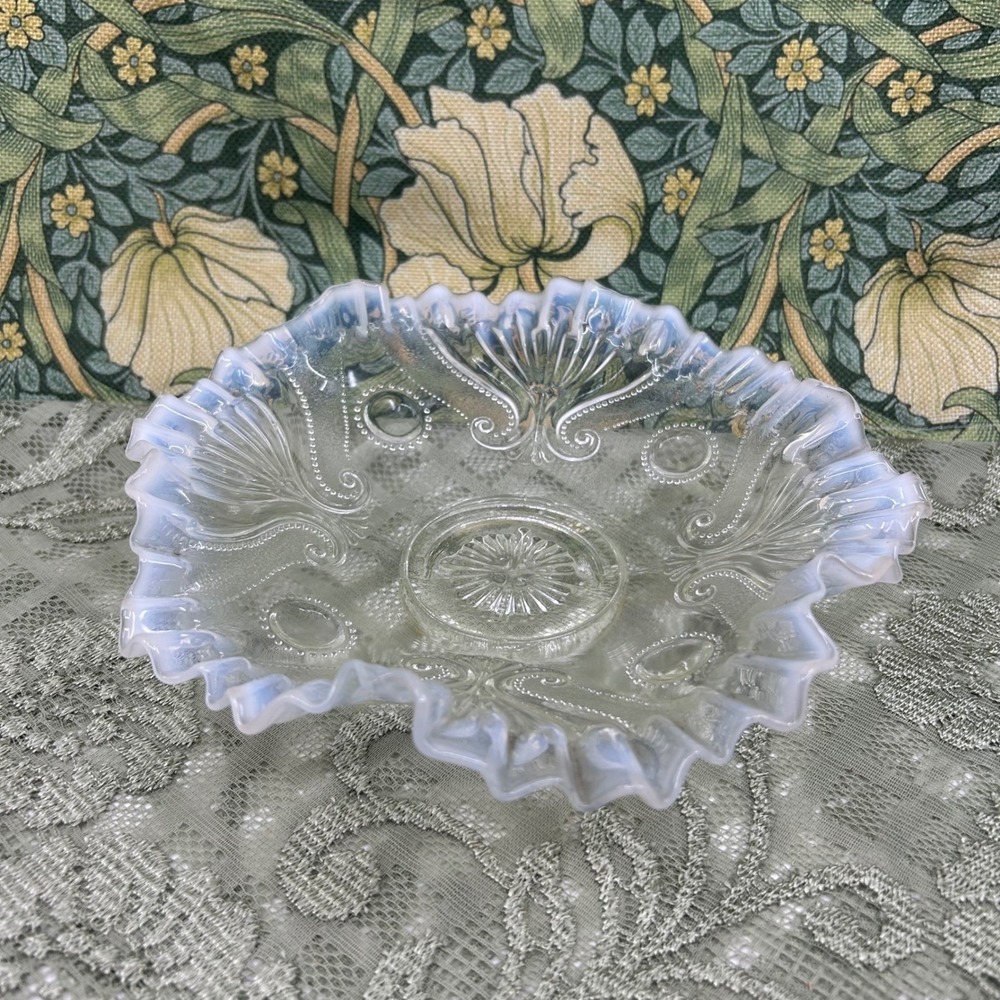 Jewell and Fan Opalescent Glass Ruffled Bowl Jefferson Glass Company Cira 1904